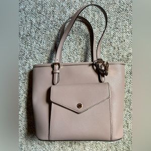 MICHAEL KORS Womens Saffiano Frame MK MD PKT MF Tote Bag Fawn Leather 38F7XFMT2L